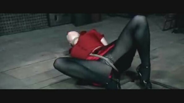 O desfrână cu curea pătrunde într-un tip cu mușchi mari