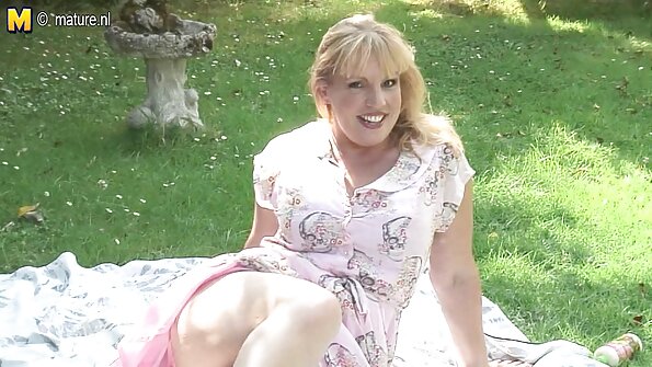 O fată fierbinte este îndrăgostită de profesorul ei și acționează în funcție de asta