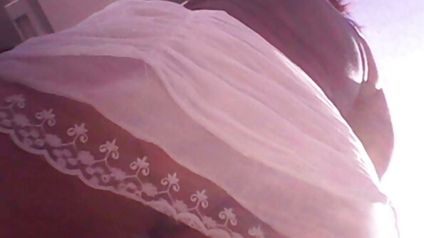 O brunetă drăguță cu o păsărică fierbinte linge o pula tare