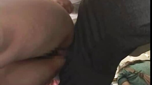 Fata amatoare este facializată după penetrare hardcore