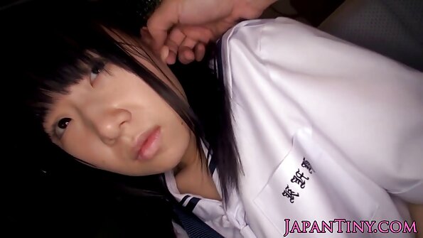 O blondă mică cu o păsărică sexy este găurită în smulgerea ei