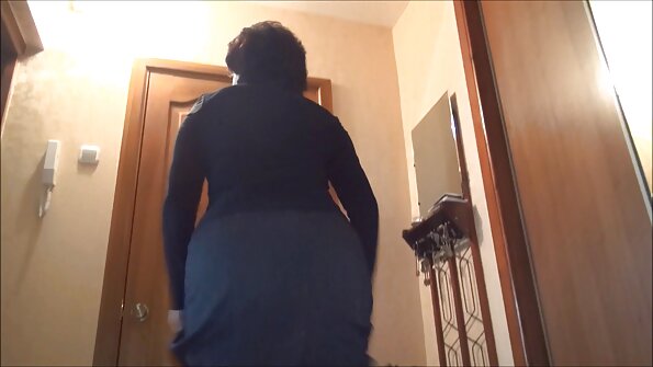 O amatoare sexy își întinde păsărica udă în timp ce se află în mașină