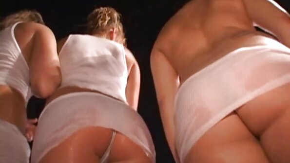 O fată sexy din armată își are grijă de corpul bustit astăzi