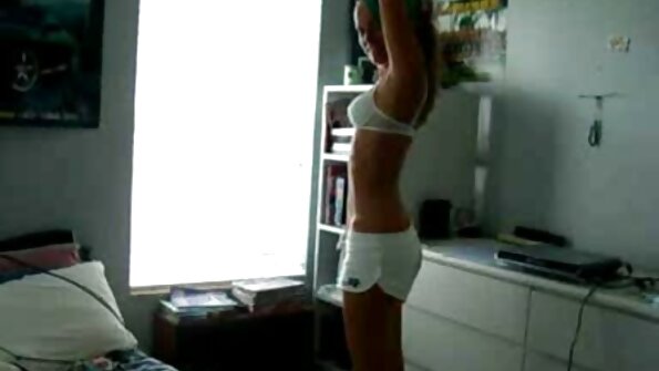 O blondă subțire iubitoare de anal își dă dracului în tocuri înalte