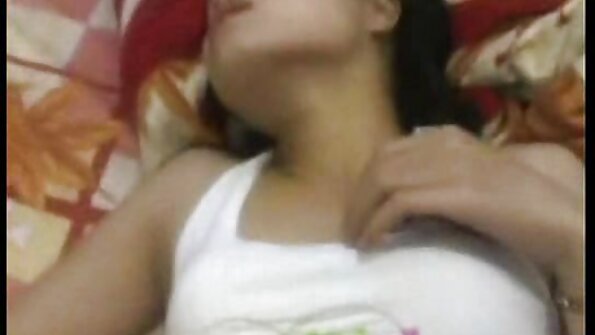 O blondă subțire, cu sânii mici, își ia păsărica udă