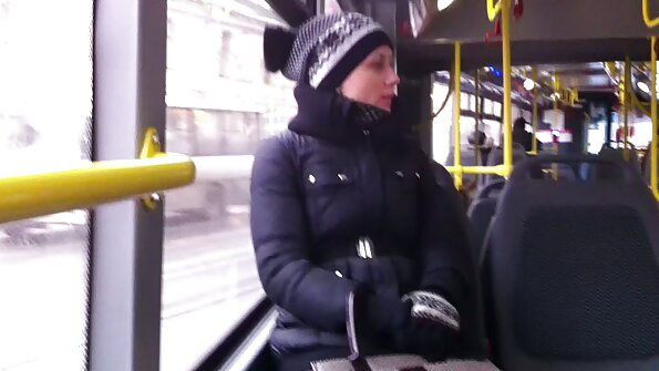 O adolescentă cu păr negru își masează sfarcurile în timp ce este futută