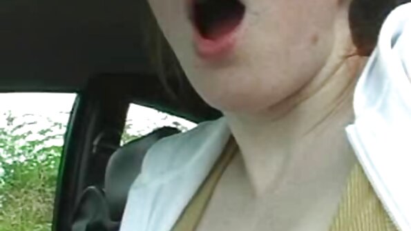 O frumoasă blondă este lovită de fratele ei vitreg