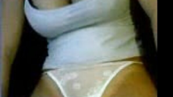 O fetiță care are sânii mari linge un penis foarte mare în aer liber