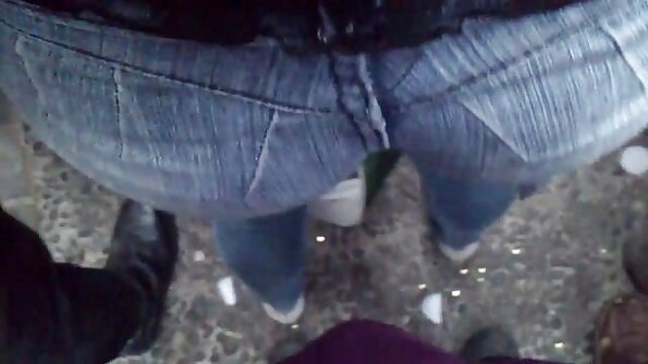 O brunetă cu fundul mare care iubește sexul anal se simte oarecum cocoașă