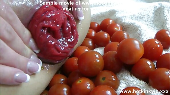 O bimbo cu un fund sexy linge pizda udă a prietenei ei