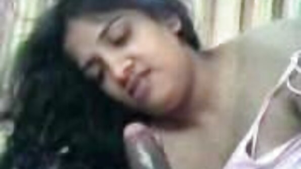 O cățea își pătrunde tipul cu o curea mare în timp ce el țipă