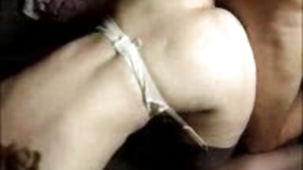 O blondă care are ochi mari albaștri îi dă o mufă bărbatului ei