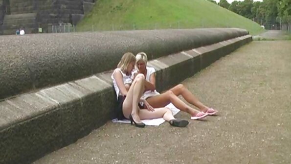 O blondă cu ochelari este futută în mașină și e ejaculată