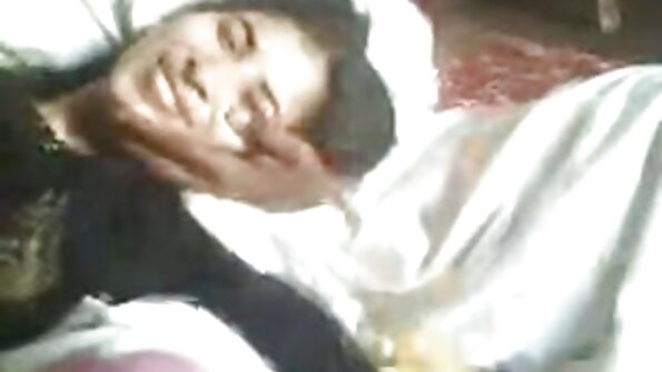 O tipă cu un corp sexy își schimbă buzele păsăricii umede pe canapea