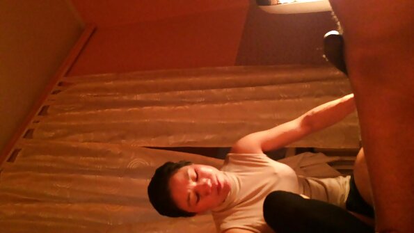 O tipă cu niște tatuaje pe sfarcurile ei suge penis ca un profesionist