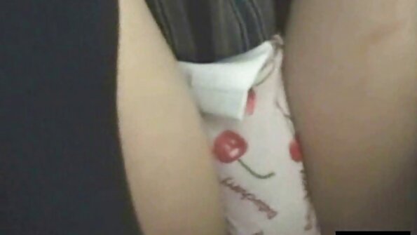 Un cuplu se distrează unul cu celălalt făcând sex în bucătărie