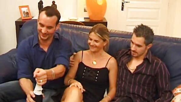 Un videoclip gonzo se concentrează pe o curvă fierbinte cu un vibrator mare