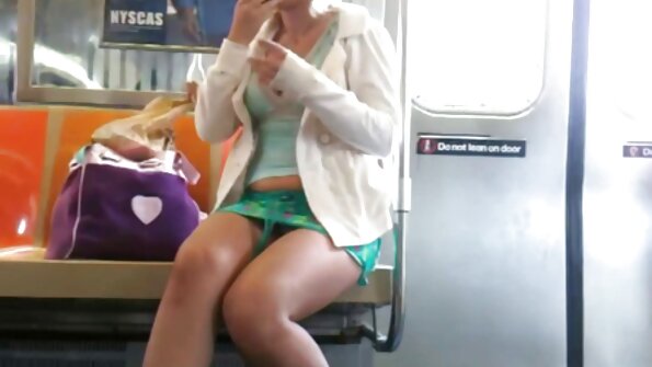 O femeie slabă de culoare este futută pe pat foarte tare