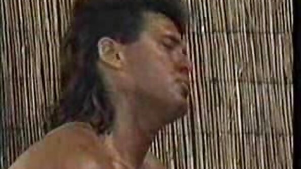 O minx slabă face lucruri fierbinți în bucătărie cu iubitul ei nerăbdător