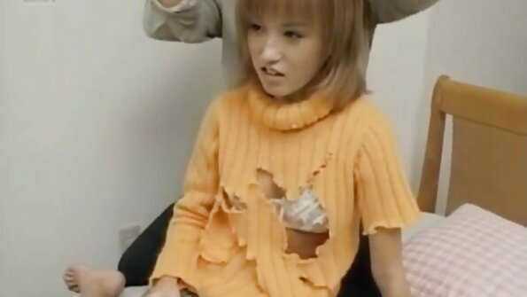 O curvă slabă, cu sâni naturali, își deschide picioarele pentru a lăsa un penis să intre