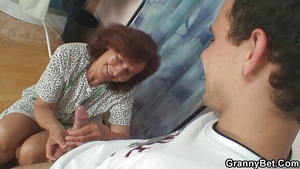 O adolescentă este dornică să pună sperma pe fața ei drăguță din videoclip