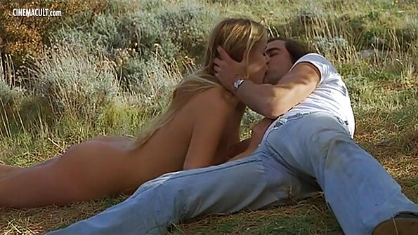 Iubita în ciorapi sare pe un stil hardcore cu tijă mare