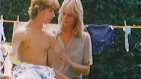 Îngerul frumos este fericit să fie găurit de trei penisuri deodată