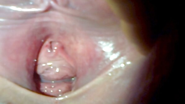 Fata blondă își freacă clitorisul în timp ce stă pe un ciocănitor mare