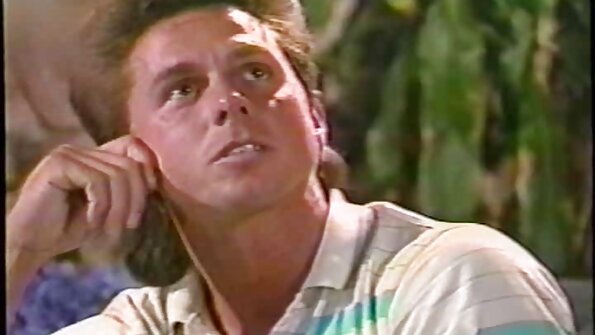 O bimbo cu sânii mari simte niște mingi pe fundul ei