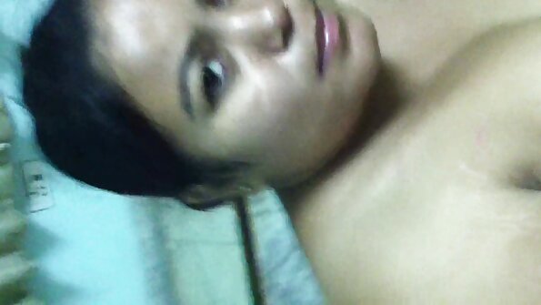 O cățea cu fund mare alunecă peste un penis după ce a fost linsă