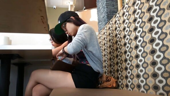 O latină cu fundul mare primește o palmă în fund până devine roșu