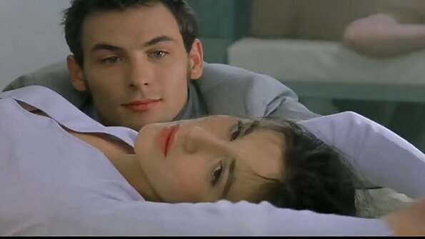 Un bimbo cu tatuaje își pune mâna pe păsărica ei udă