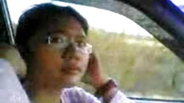 O cățea căreia îi place să suge primește esperma în gura ei frumoasă