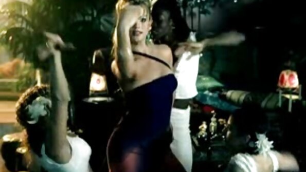 O blondă suge penis și fundul ei simte și el