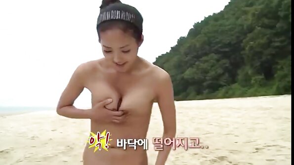 O blondă suge un vibrator și apoi îl înfige în corpul ei ud