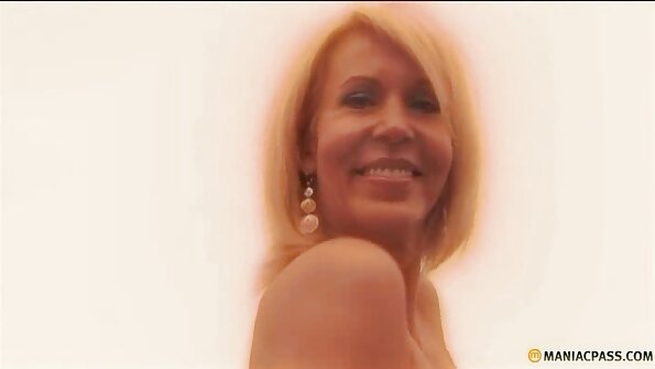 O blondă cu o păsărică sexy este pătrunsă pe cearșafurile de pat