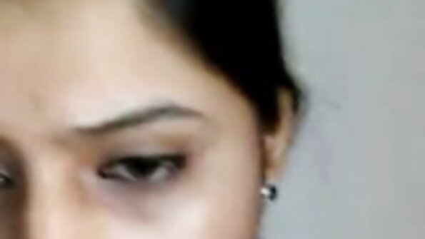 O blondă cu sânii mari este în genunchi, dându-i o mufă bărbatului ei