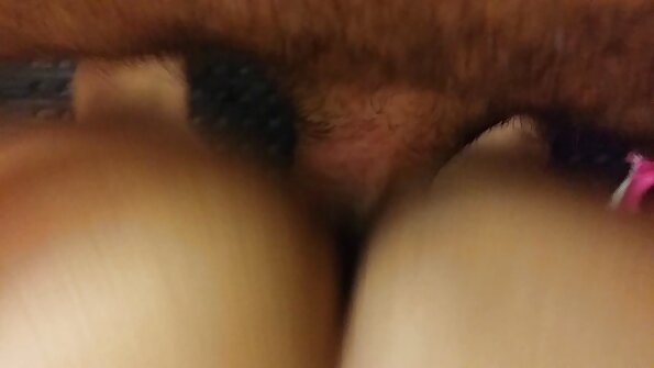 O blonda cu sani mari isi deschide picioarele pentru a primi multa dragoste