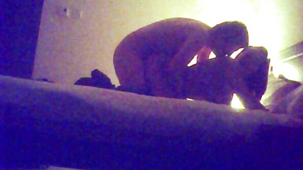 O brunetă care are sfarcurile umflate sensibile este furată în fund