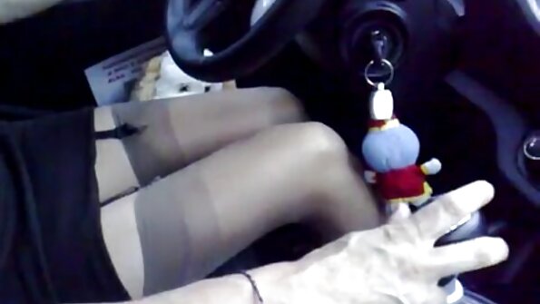 O curvă delicioasă își sărută iubitul cu erecția mare