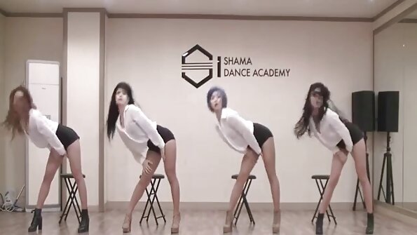 Un tip își împinge pula într-o brunetă fierbinte pe cearșafurile de pat