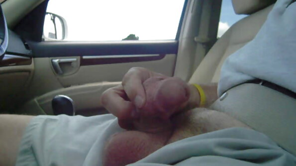 O cățea fierbinte își face păsărica iubită de un penis foarte mare