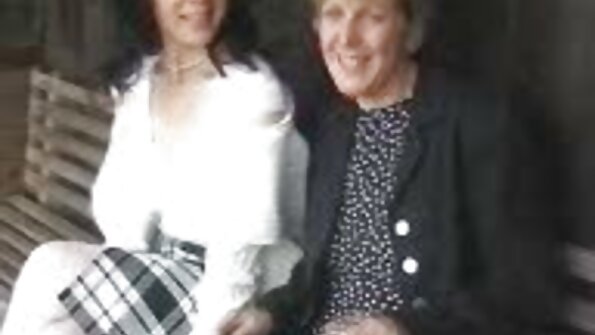 O roșcată cu sâni naturale drăguți stă pe o pula mare