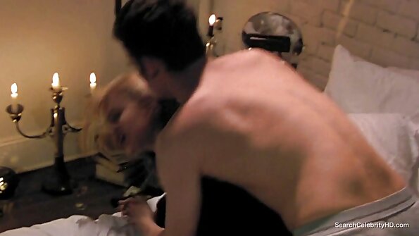 O femeie blondă slabă, cu adidași și ciorapi, este futută