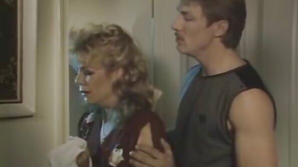 Armăsar chel o analizează pe nou-venită blondă în timpul audiției