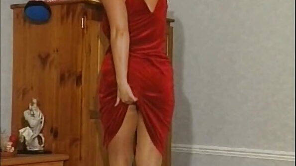 Blonda își plătește datoriile cu buzele ei sexy de păsărică ras aici