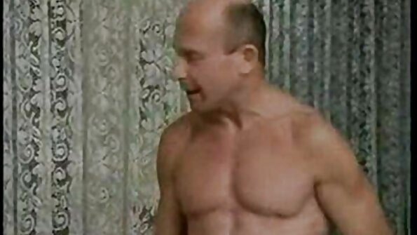 Un penis mare negru pătrunde o blondă cu niște sâni mari