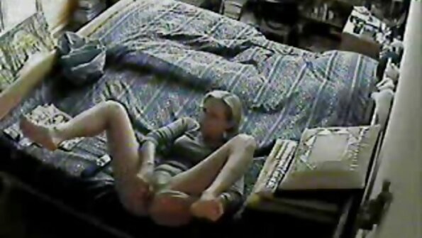 O blondă căreia îi place să suge penis face ceva cu bilele