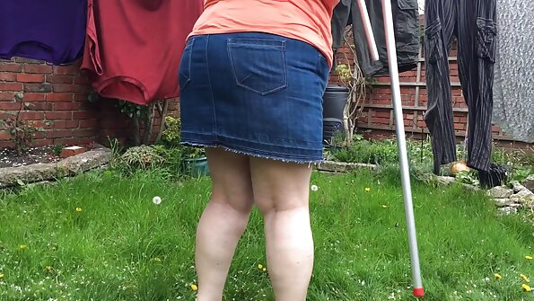 Blonda cu fundul mare sare pe băț până când își găsește fundul