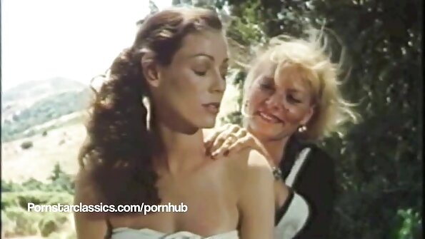 Fiica vitregă cu părul blond și mama vitregă brunetă se bucură de cunnilingus